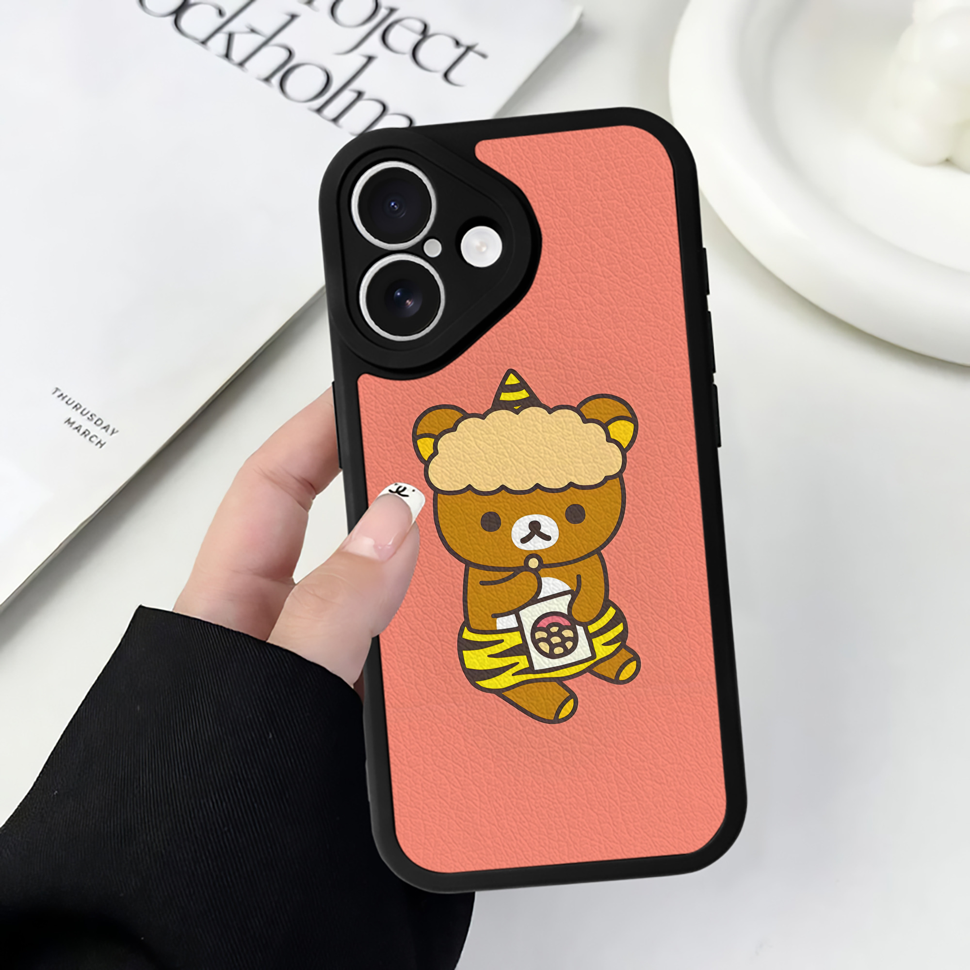 （画像用） リラックマ リラックマ キイロイトリ Rilakkuma Korilakkuma Kiiroitori 【iPhone 16シリーズ対応】シリコンスマホケース（レザー調） 材質：シリコン